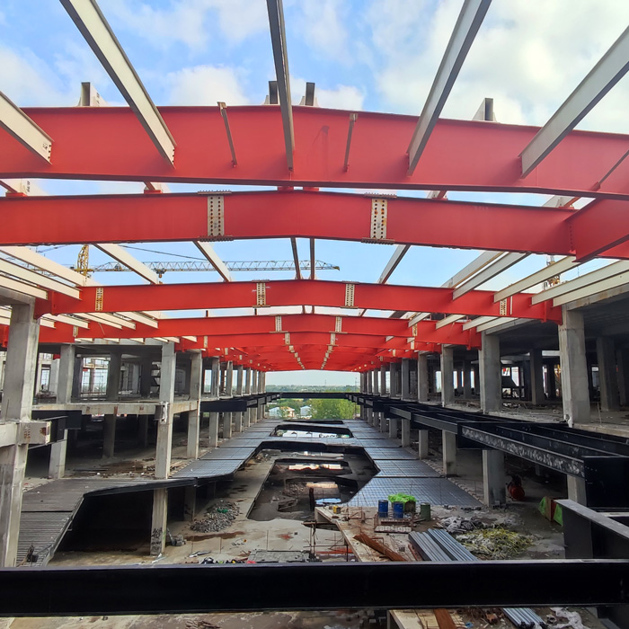 سیتادیوم، بهعنوان نخستین مرکز تجاری – تفریحی – زنجیرهای در ایران، پروژهای شاخص و مدرن است که شعبه رشت آن بر روی زمینی به مساحت ۵۱٬۳۰۶ مترمربع، در کیلومتر ۵ جاده رشت به انزلی و در چهار طبقه در دست احداث میباشد. این مجموعه با هدف ایجاد یک مقصد جامع خرید، سرگرمی و خدمات شهری، مطابق با استانداردهای روز دنیا طراحی و اجرا میگردد.