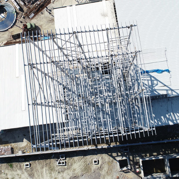 این سازه صنعتی که فاز اول گلرنگ می باشد، با وزنی معادل ۳۰۰ تن، بهمنظور پشتیبانی از فرآیندهای تولید و ذخیرهسازی دانه طراحی و اجرا شده است.