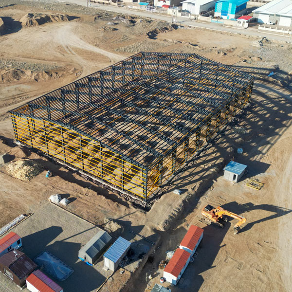 در فرآیند ساخت فاز دوم گلرنگ، از ورقهای فولادی با مقاومت بالا و پوشش ضد خوردگی استفاده شده و سیستم پوشش سقف بهگونهای طراحی گردیده که ضمن حفظ عایق حرارتی و رطوبتی، نور طبیعی مناسبی برای فضای داخلی تأمین کند. ویژگیهای برجسته این پروژه عبارتاند از: دهانه: ۴۰ متر بدون ستون میانی ارتفاع تاج سوله: متناسب با کاربری خطوط تولید محل اجرا: استان زنجان کارفرما: هلدینگ گلرنگ نوع مقاطع: متغیر، طراحیشده با نرمافزارهای تحلیلی ویژه لاهیج سوله هدف پروژه: ایجاد فضای بزرگ تولید و انبار با کمترین محدودیت سازهای