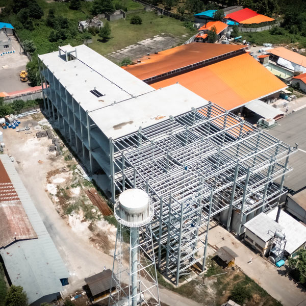 پروژه شرکت دستکش گیلان با وزن سازهای معادل ۱۲۰۰ تن شامل چهار بلوک مجزا، در منطقه سراوان شهر رشت، استان گیلان اجرا گردیده است. این سازه با طراحی قاب خمشی متوسط و بر اساس استانداردهای روز صنعت، برای کاربردهای صنعتی ساخته شده است.