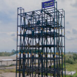 پروژه فاز چهارم همکاری با شرکت سپیدماکیان، شامل ساخت و نصب برج تولید دانه با وزن ۴۰۰ تن و ارتفاع قابلتوجه ۴۰ متر، یکی از پروژههای برجسته صنعتی در شهر صنعتی رشت است که با بهرهگیری از دانش فنی و تجهیزات پیشرفته شرکت لاهیج سوله اجرا شده است. این برج فولادی عظیم با طراحی دقیق و استانداردهای مهندسی روز، بهمنظور ارتقاء ظرفیت تولید و بهبود کیفیت فرآوری دانههای خوراک دام و طیور ساخته شده است. در این پروژه، مراحل نصب بهطور کامل توسط تیمهای تخصصی و تجهیزات نصبی لاهیج سوله انجام شده که نتیجه آن، ایجاد سازهای پایدار، مقاوم و ایمن برای بهرهبرداری بلندمدت است.