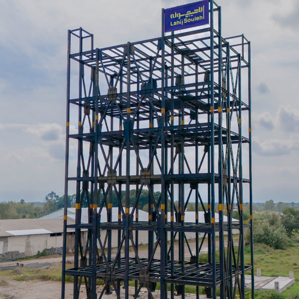 پروژه فاز چهارم همکاری با شرکت سپیدماکیان، شامل ساخت و نصب برج تولید دانه با وزن ۴۰۰ تن و ارتفاع قابلتوجه ۴۰ متر، یکی از پروژههای برجسته صنعتی در شهر صنعتی رشت است که با بهرهگیری از دانش فنی و تجهیزات پیشرفته شرکت لاهیج سوله اجرا شده است. این برج فولادی عظیم با طراحی دقیق و استانداردهای مهندسی روز، بهمنظور ارتقاء ظرفیت تولید و بهبود کیفیت فرآوری دانههای خوراک دام و طیور ساخته شده است. در این پروژه، مراحل نصب بهطور کامل توسط تیمهای تخصصی و تجهیزات نصبی لاهیج سوله انجام شده که نتیجه آن، ایجاد سازهای پایدار، مقاوم و ایمن برای بهرهبرداری بلندمدت است.