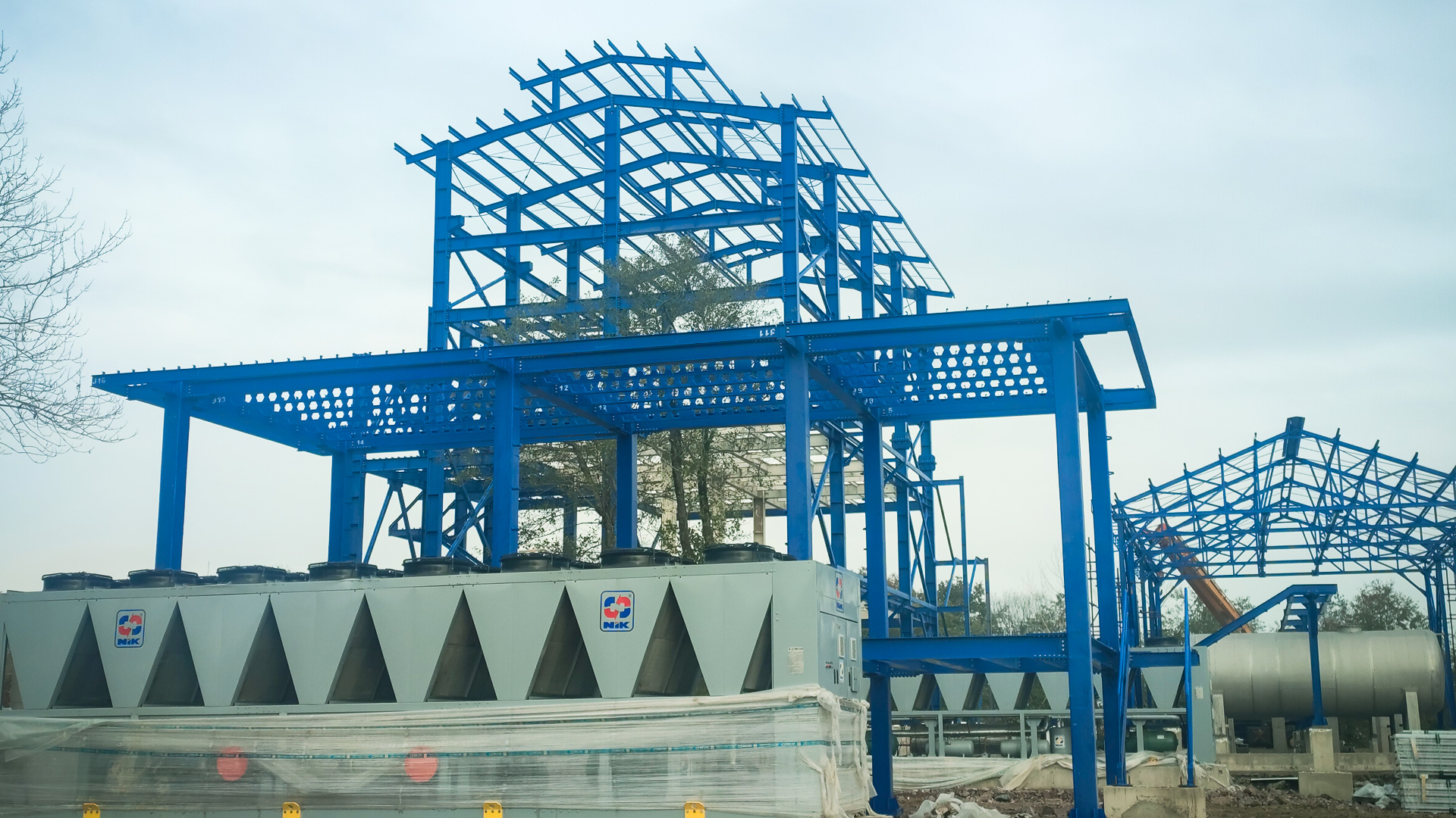 کارفرمای این پروژه، شرکت عمرانی صنعتی پارسگرما بوده و تمامی مراحل طراحی، ساخت و اجرای سازهها با هماهنگی کامل تیمهای فنی کارفرما و بر اساس الزامات بهرهبرداری در تأسیسات برقی انجام گرفته است. در فرآیند طراحی این پروژه، تمرکز ویژهای بر پایداری سازه، ایمنی تجهیزات، دقت در جزئیات اجرایی و تسهیل عملیات نگهداری و بهرهبرداری آینده شده است.