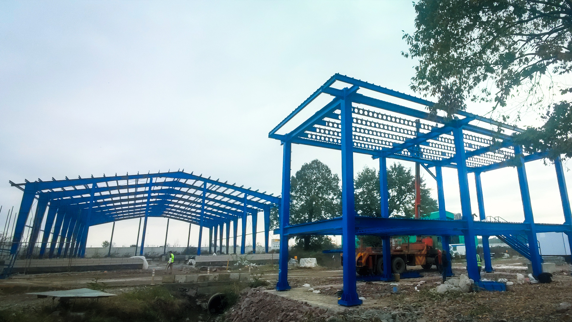 پروژه پست برق شماره یک و دو از جمله پروژههای صنعتی اجراشده توسط شرکت لاهیجسوله است که با هدف تأمین زیرساخت پایدار انرژی و با رعایت بالاترین استانداردهای فنی و اجرایی طراحی و اجرا شده است. این دو سازه صنعتی با کاربری پست برق، هر یک در ابعاد ۷٫۵ متر عرض و ۱۷ متر طول طراحی و ساخته شدهاند و وزن سازه فولادی هرکدام به ۳۱ تن میرسد.