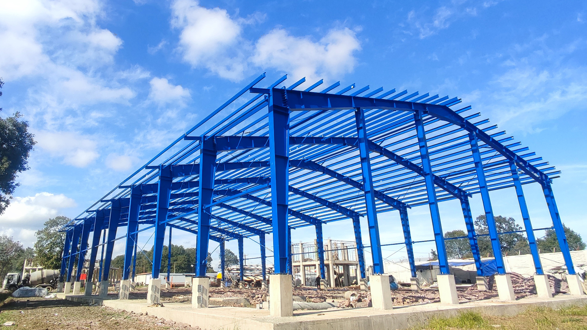 پروژه پارسگرما یکی از پروژههای صنعتی اجراشده توسط شرکت لاهیجسوله است که با رویکرد مهندسی دقیق، سرعت اجرای بالا و کیفیت ساخت ماندگار طراحی و اجرا شده است. این پروژه با کاربری صنعتی، در زمینی به عرض ۲۵ متر و طول ۴۸ متر اجرا گردیده و مجموع وزن سازه فولادی آن به ۷۲ تن میرسد.