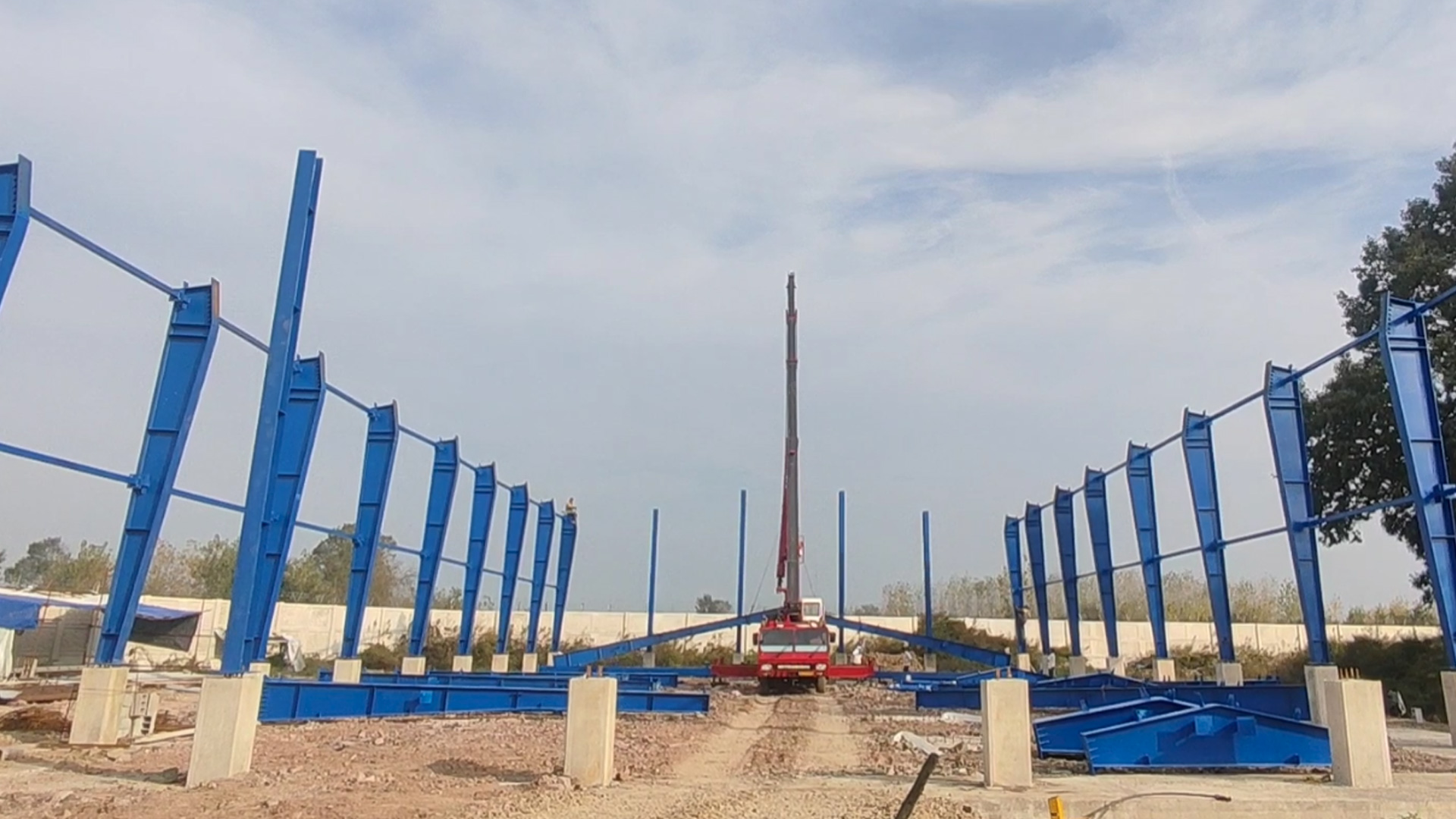 رعایت استانداردهای فنی، دقت در اتصالات، کیفیت جوشکاری و سرعت نصب، از شاخصههای اصلی اجرای این پروژه بهشمار میرود؛ ویژگیهایی که در کنار تجربه چند دههای لاهیجسوله، منجر به تحویل سازهای ایمن، پایدار و آماده بهرهبرداری در کوتاهترین زمان ممکن شده است.