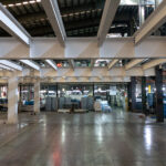 پروژه پینک | ترکیبی از دقت مهندسی و کیفیت ساخت این پروژه صنعتی با وزن ۱۵۵ تن، در فضایی به ابعاد ۳۰×۳۸ متر اجرا شده و از سقف عرشه فولادی بهره میبرد. میانگین مصرف فولاد ۱۳۷ کیلوگرم بر مترمربع و مساحت کل ۱,۱۴۰ مترمربع است. سازه با ظرفیت تحمل بار زنده ۱ تن بر مترمربع بر روی چهار ستون باکس فولادی ۷۵×۷۵ سانتیمتر و ورق ۳۰ میلیمتر طراحی شده است.