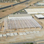 پروژه صنعتی کاسپین بتن | جلوهای از دقت مهندسی و کیفیت ساخت در این پروژه خاص صنعتی، با هفت دهانه ۲۳ متری و فاصله ستونهای ۱۱/۲۰ متری، محدودیتهای طراحی و جانمایی مهاربندهای جانبی ۷ و ۸ به صورت نامتقارن، تیم فنی را با چالش تولید مقاطع خاص و اجرای بسیار دقیق روبهرو کرد. با تکیه بر فناوری تولید پیشرفته و تیم متخصص لاهیجسوله، این سازه با وزن تقریبی ۱۳۰۰ تن با حداکثر دقت و مطابق با استانداردهای روز بینالمللی ساخته و نصب شد. ابعاد قابلتوجه پروژه، یعنی ۱۶۰ متر طول و ۱۱۰ متر عرض، بهگونهای طراحی و اجرا دقیق شده که بهطور کامل پاسخگوی نیازهای اختصاصی کارفرما باشد و بستری مطمئن برای توسعه صنعتی فراهم کند.